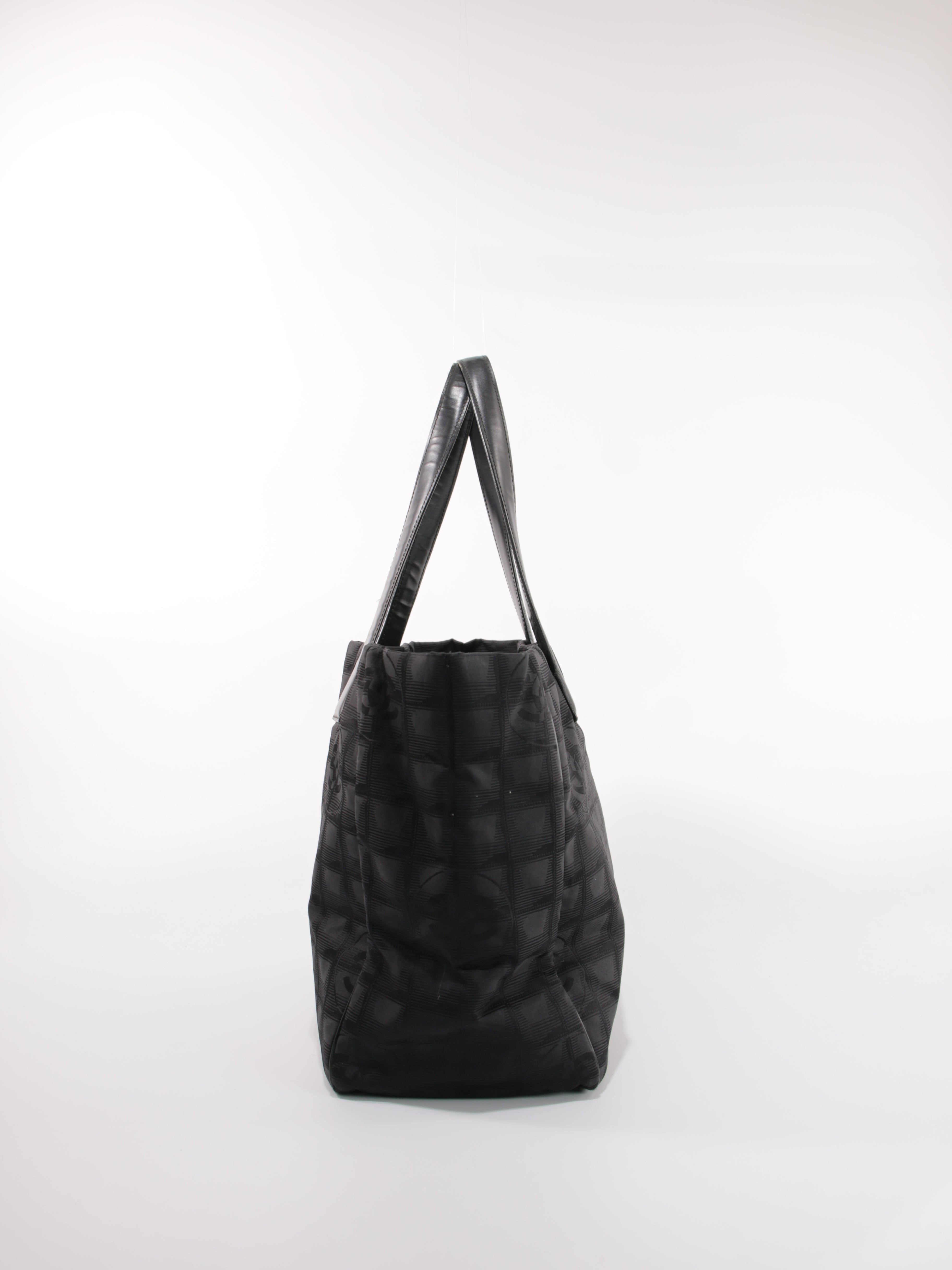 Medium New Travel Line Tote