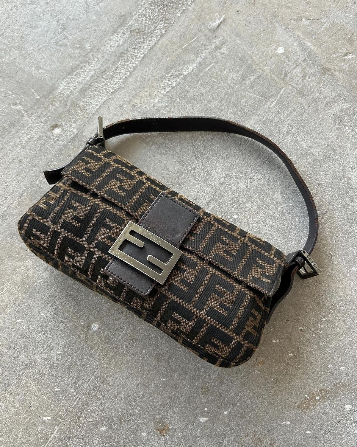 FENDI BAGUETTE VÄSKOR