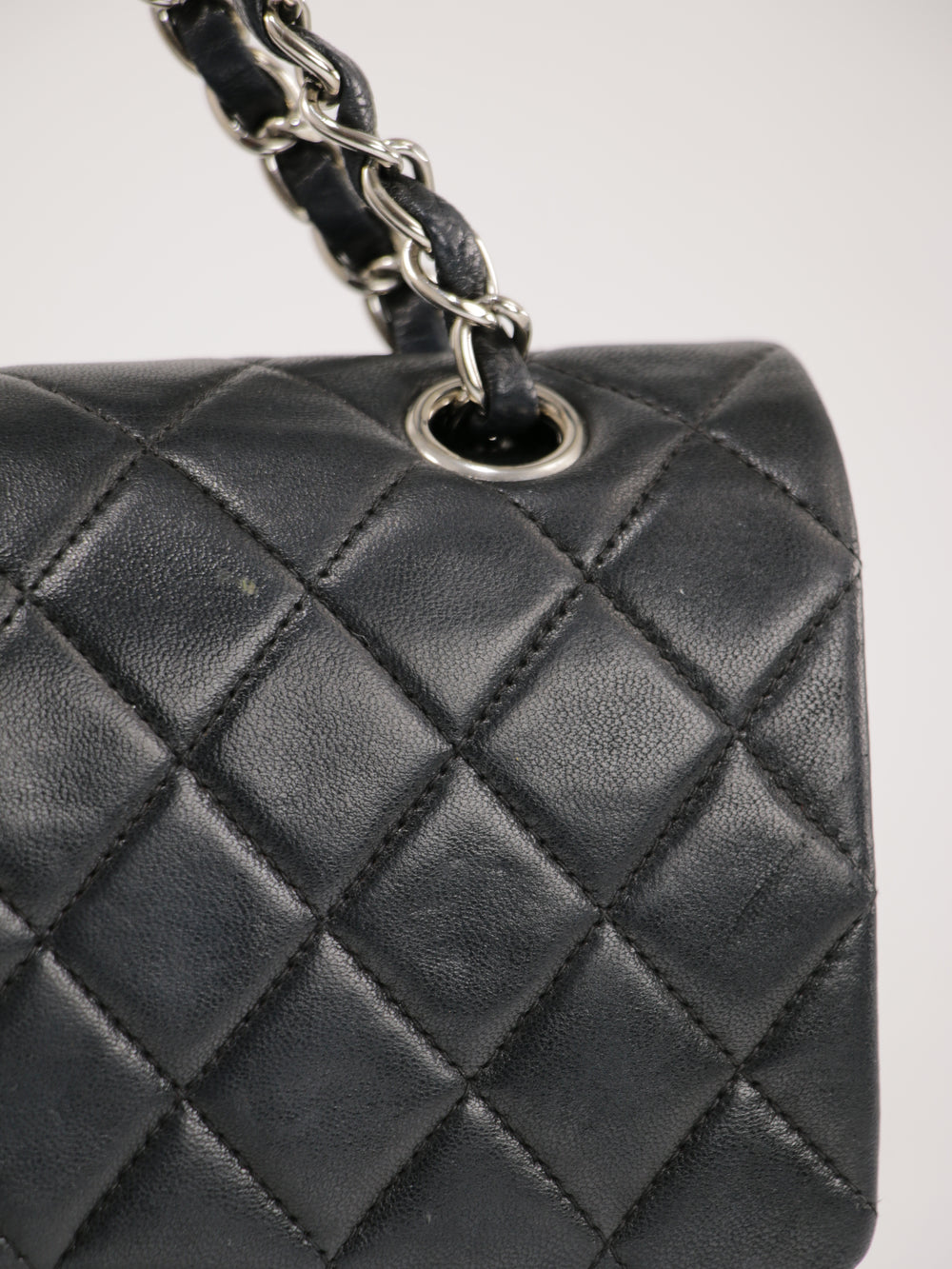 Medium Classic Flap