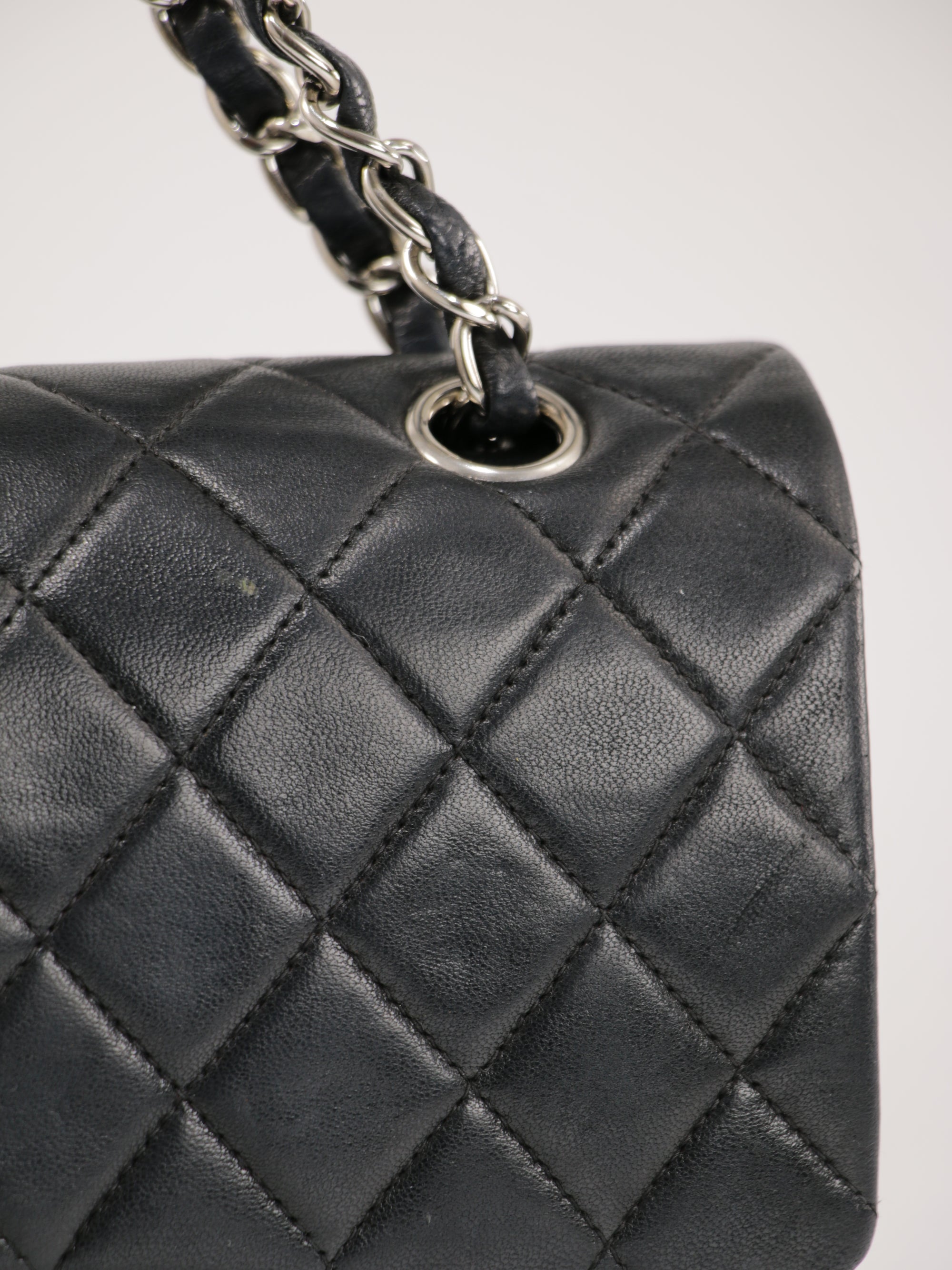 Medium Classic Flap