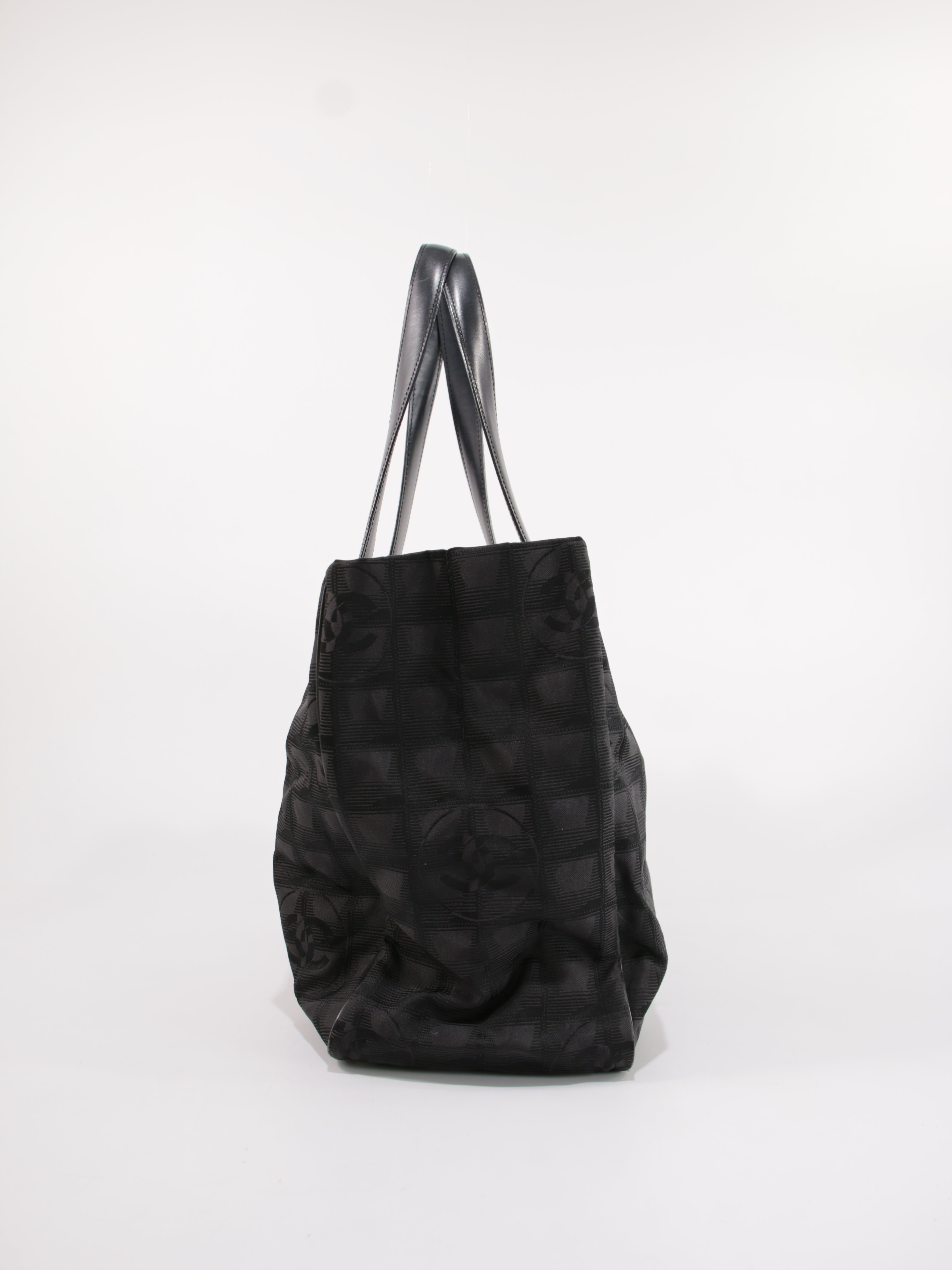 Medium New Travel Line Tote