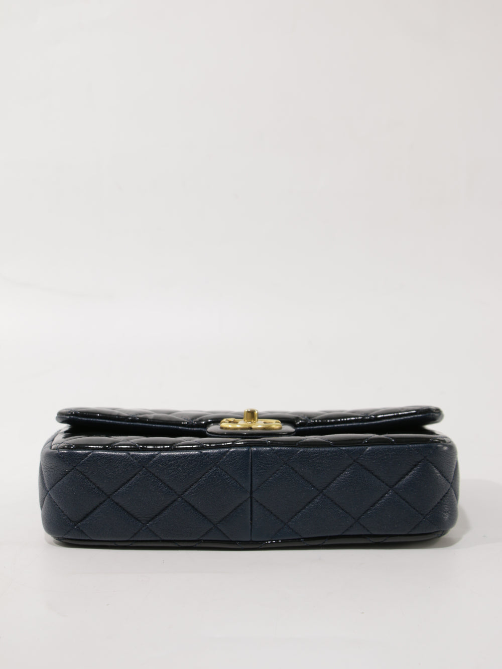 Medium Classic Flap