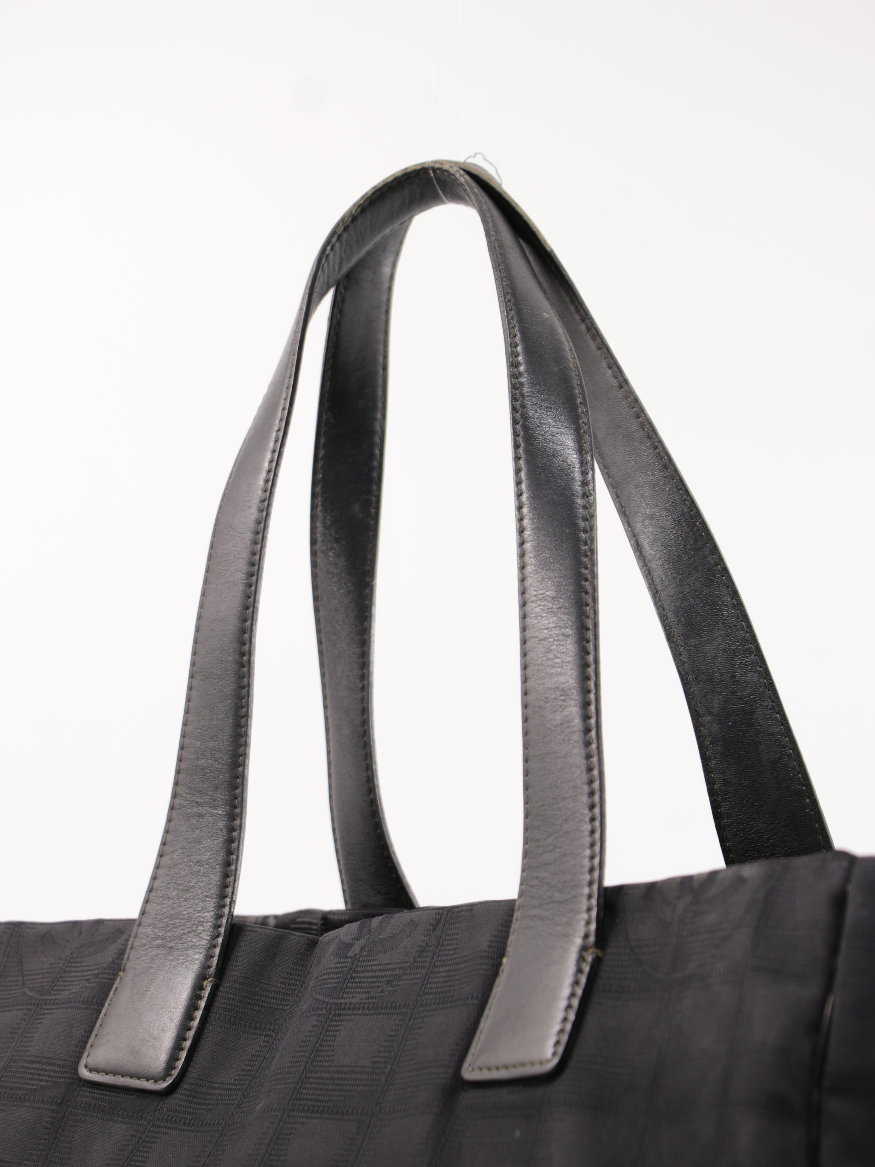 Medium New Travel Line Tote
