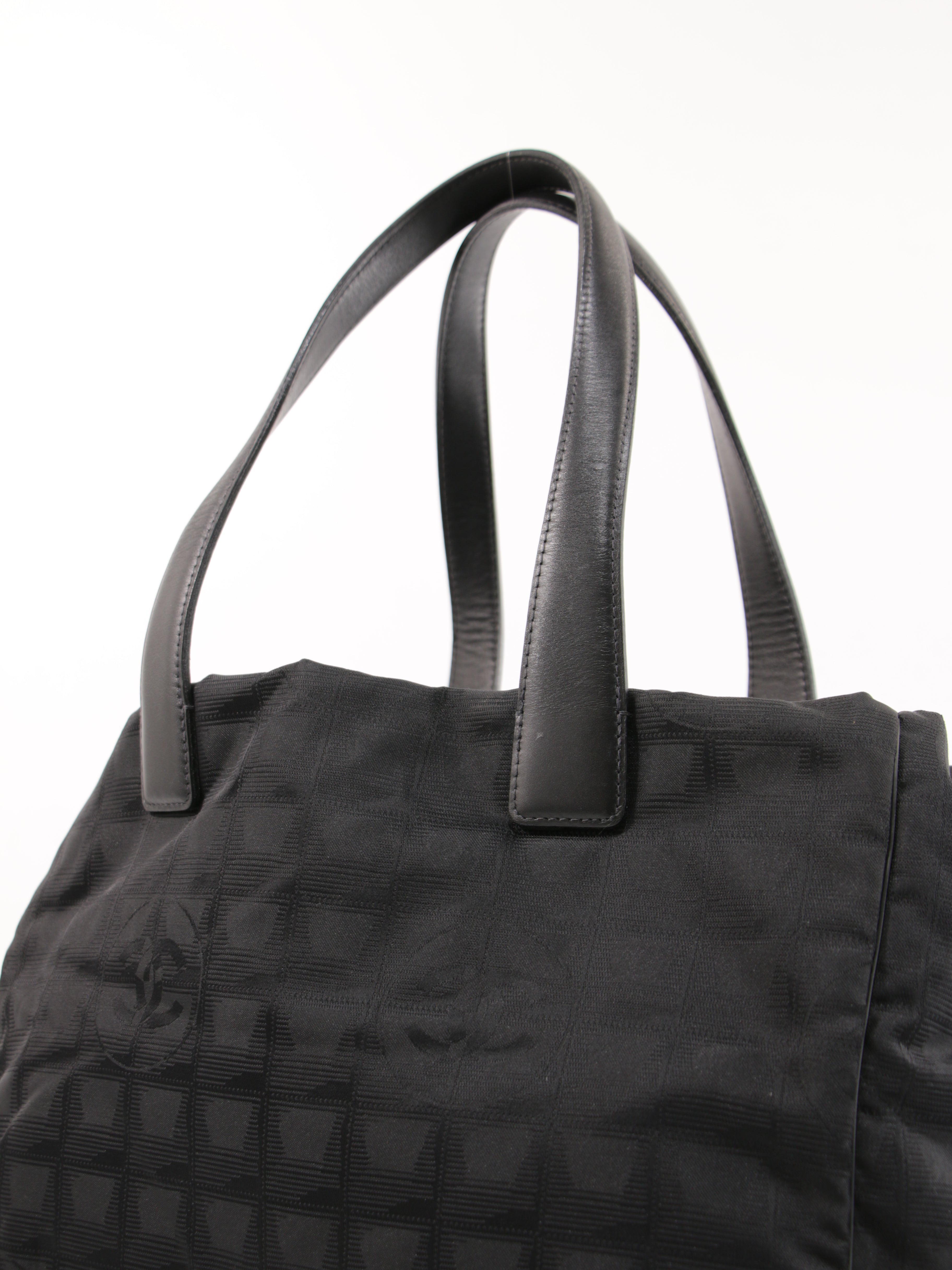 Medium New Travel Line Tote