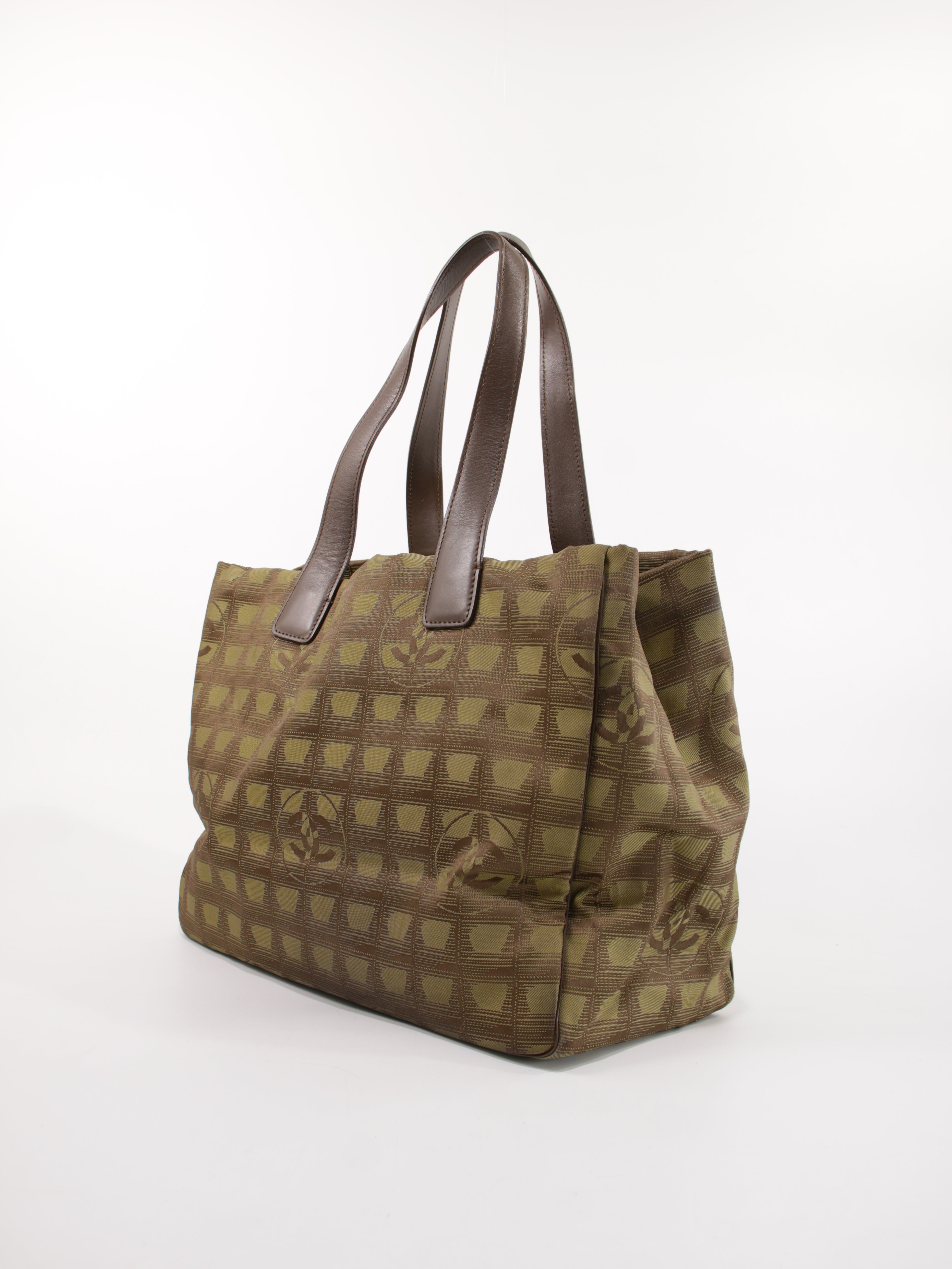 Medium New Travel Line Tote