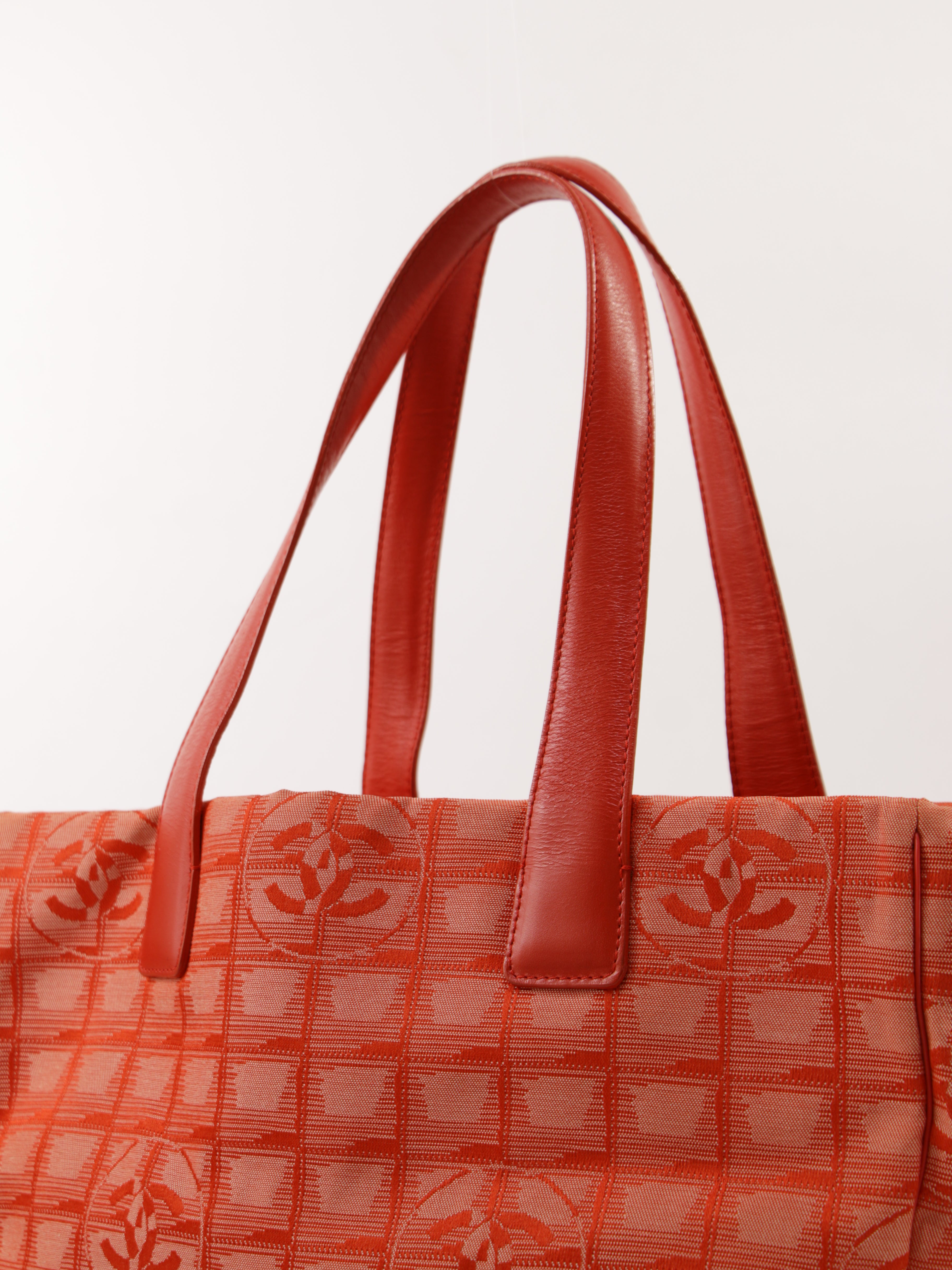 Medium New Travel Line Tote