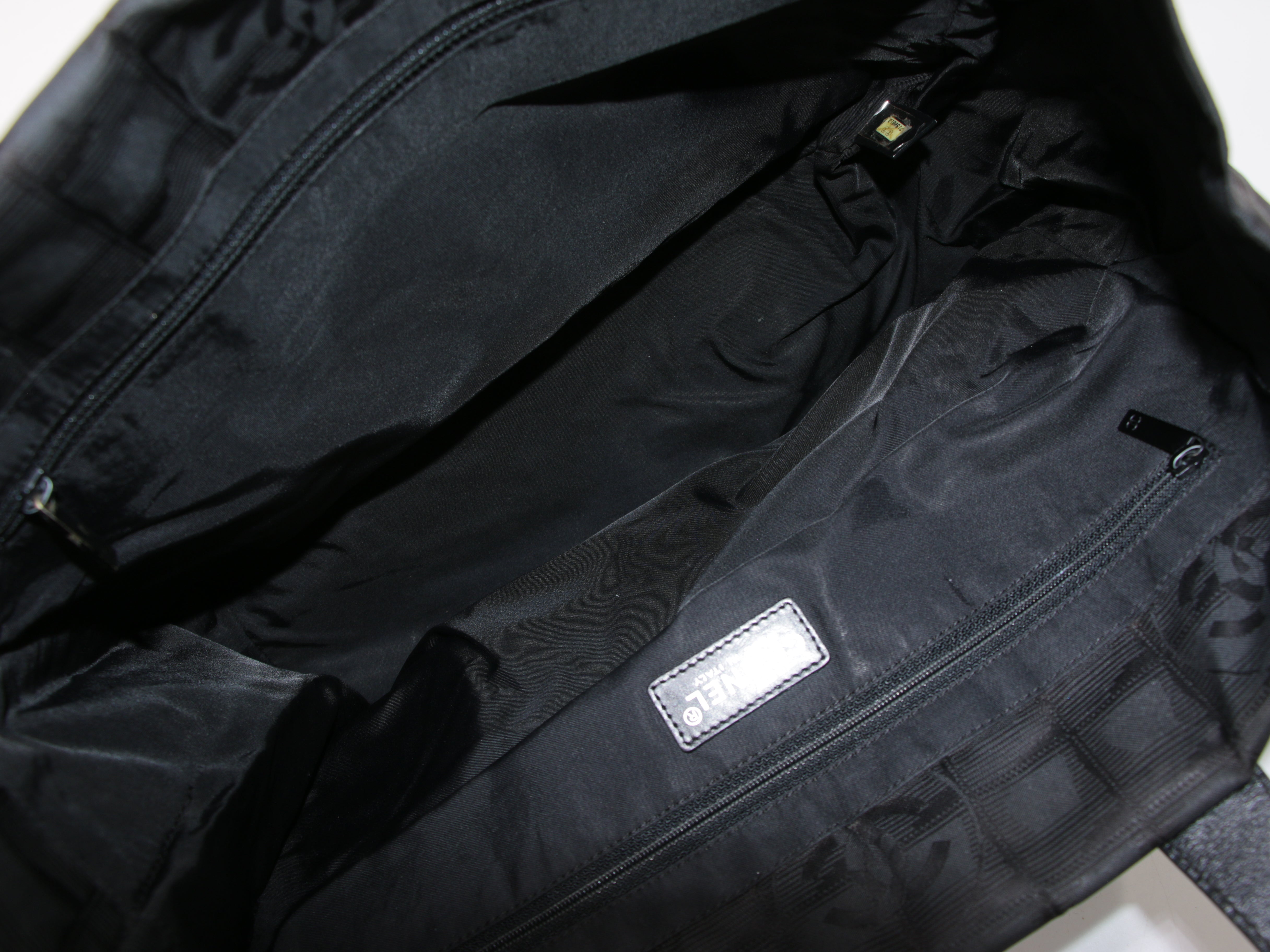 Medium New Travel Line Tote