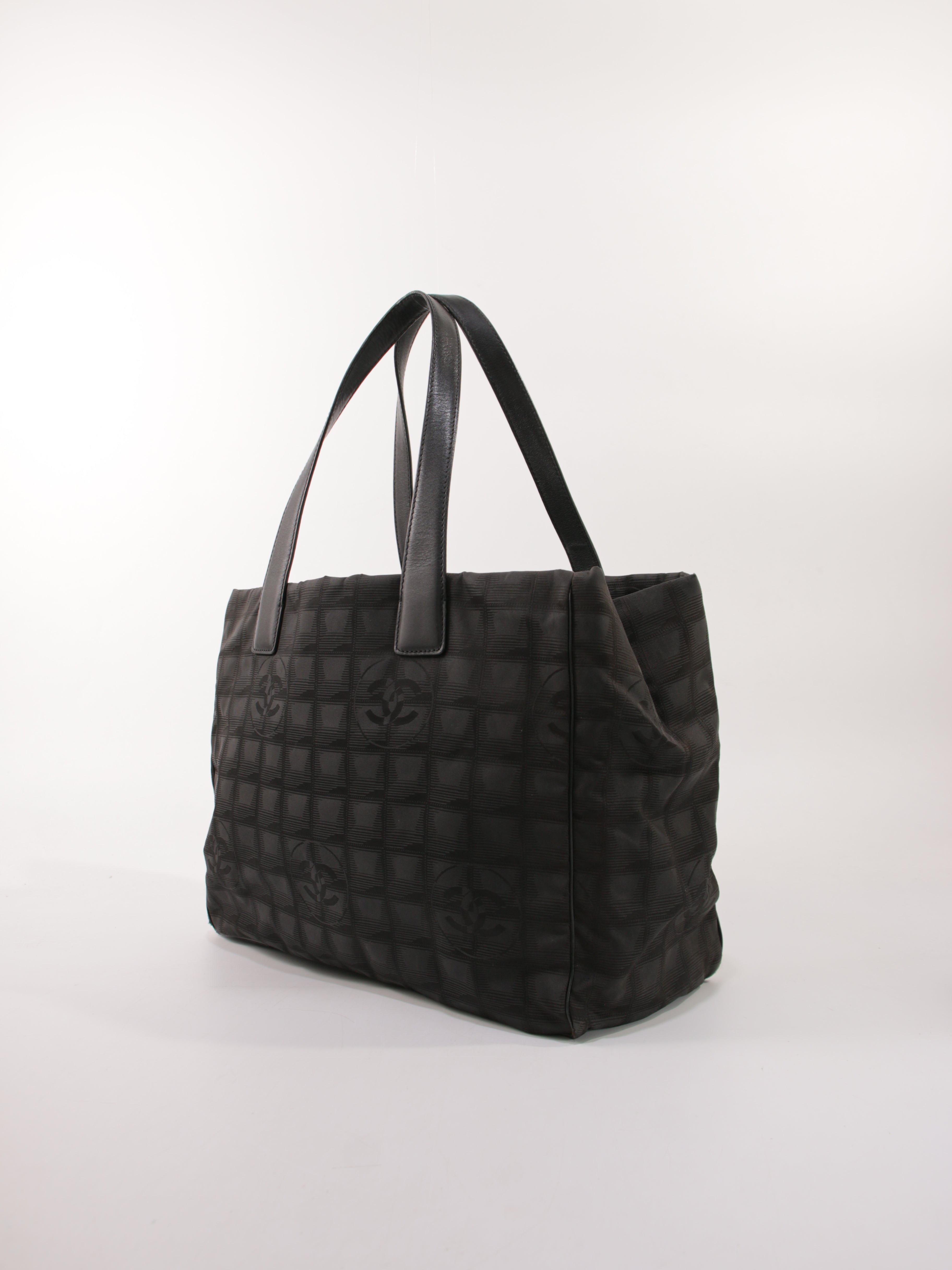 Medium New Travel Line Tote