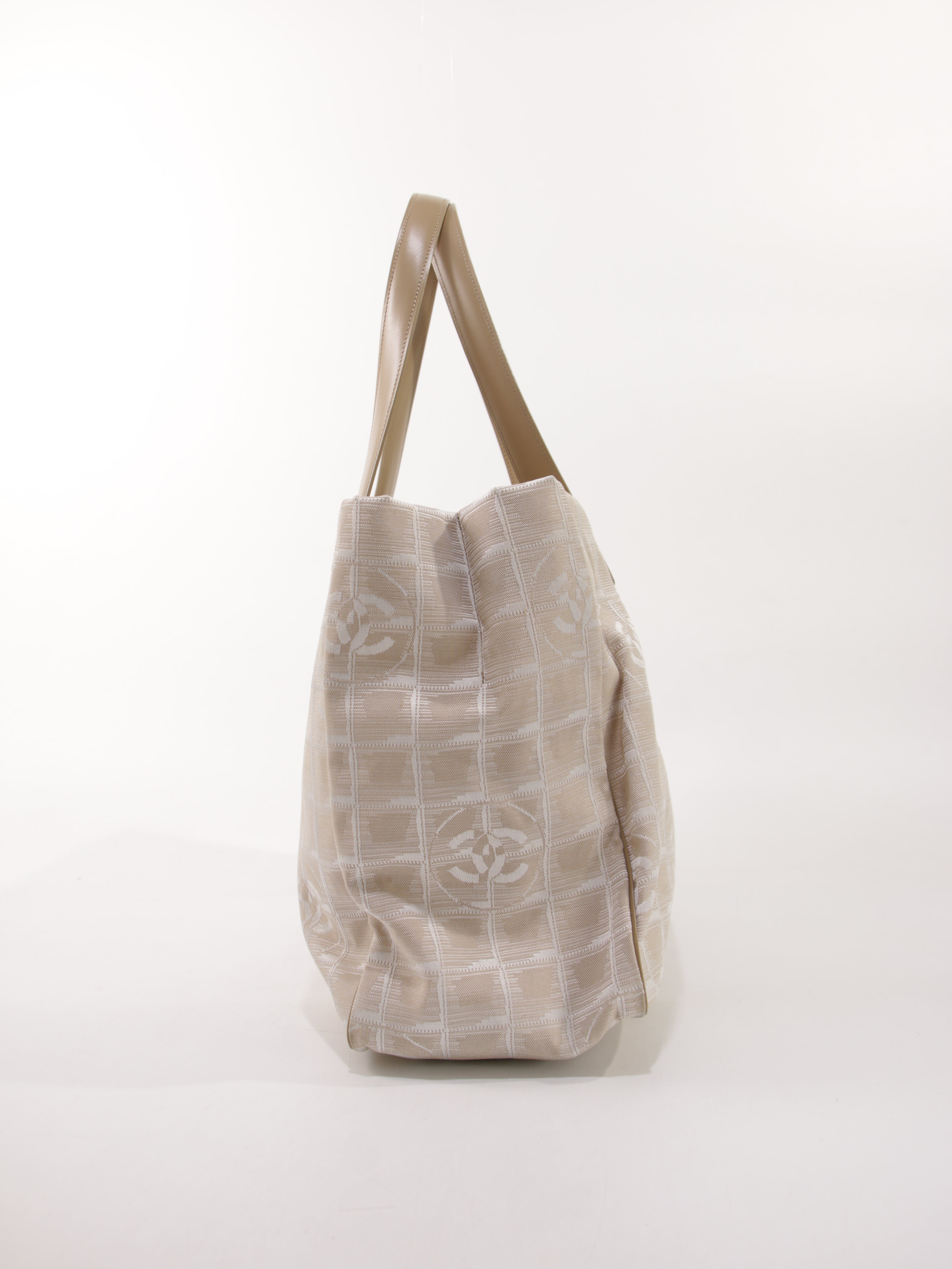 Medium New Travel Line Tote