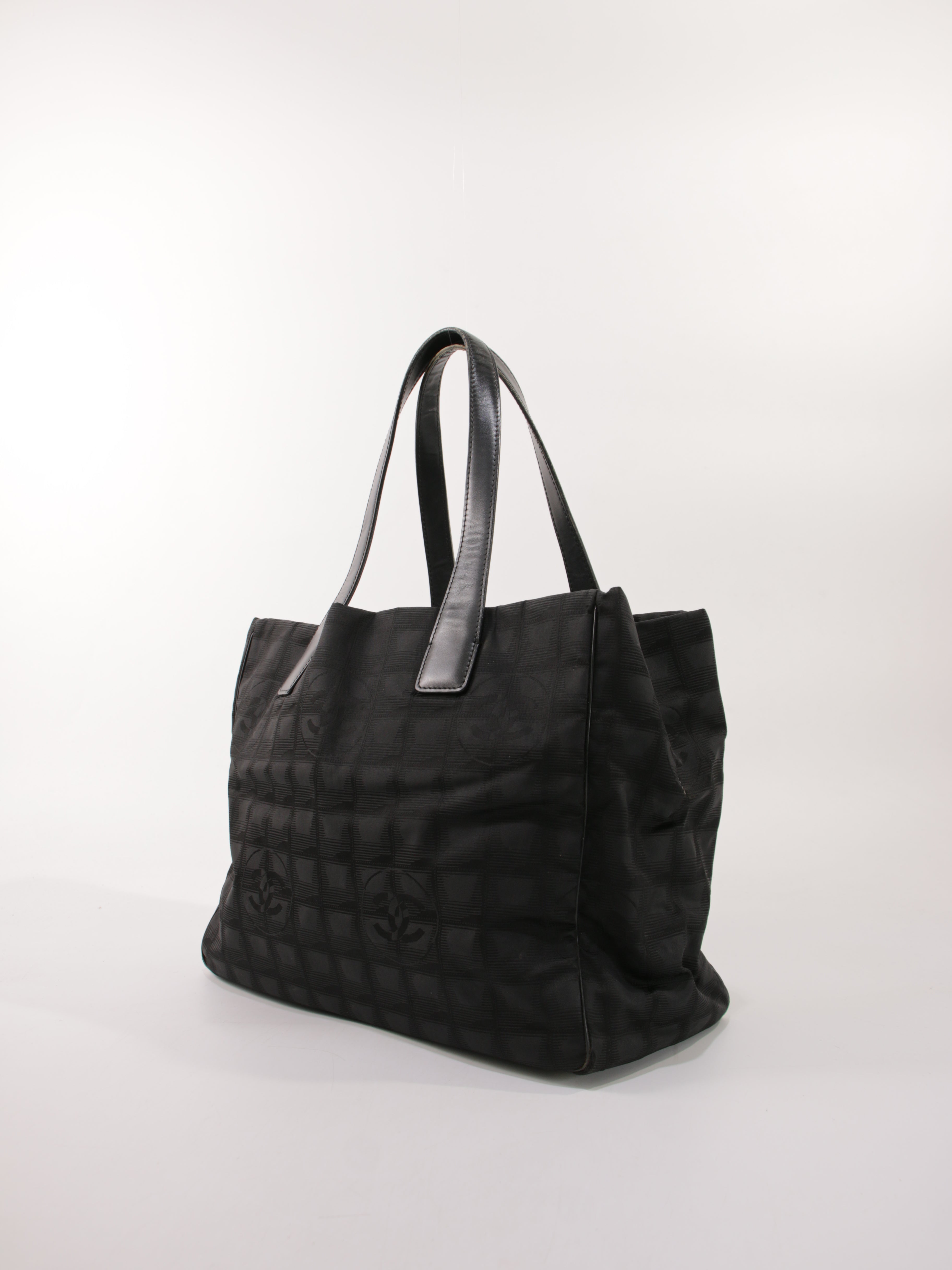 Medium New Travel Line Tote