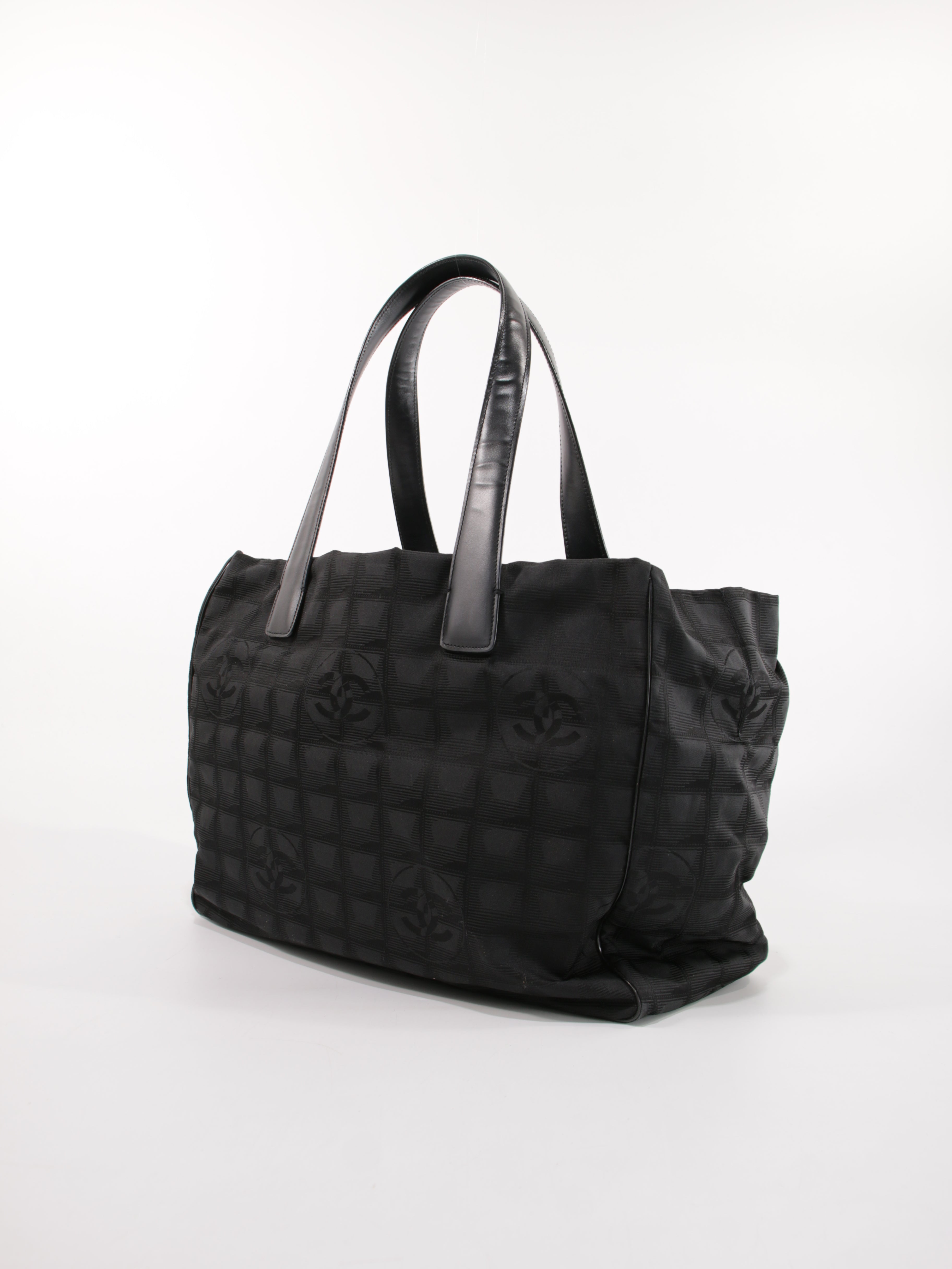 Medium New Travel Line Tote