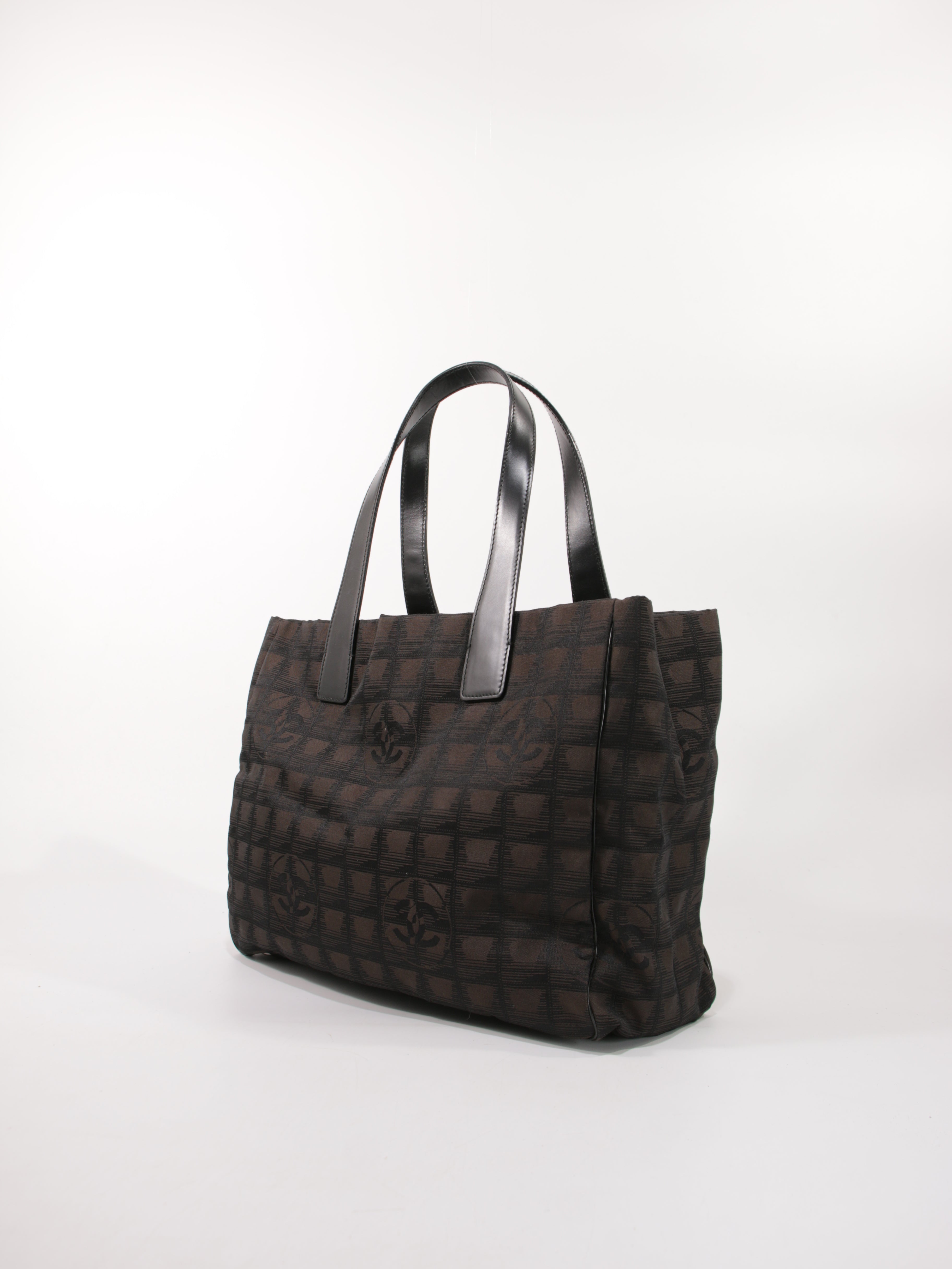 Medium New Travel Line Tote
