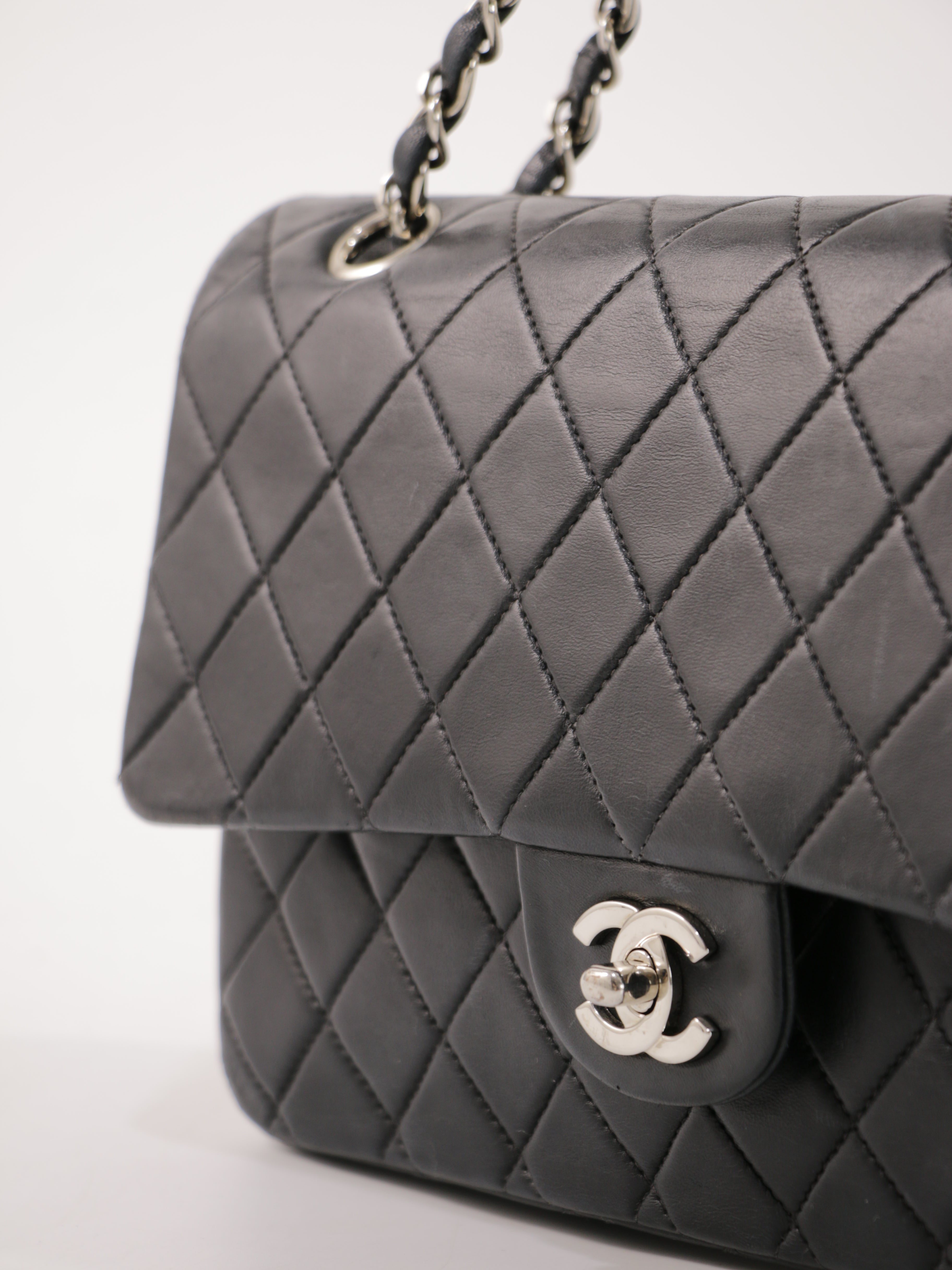Medium Classic Flap